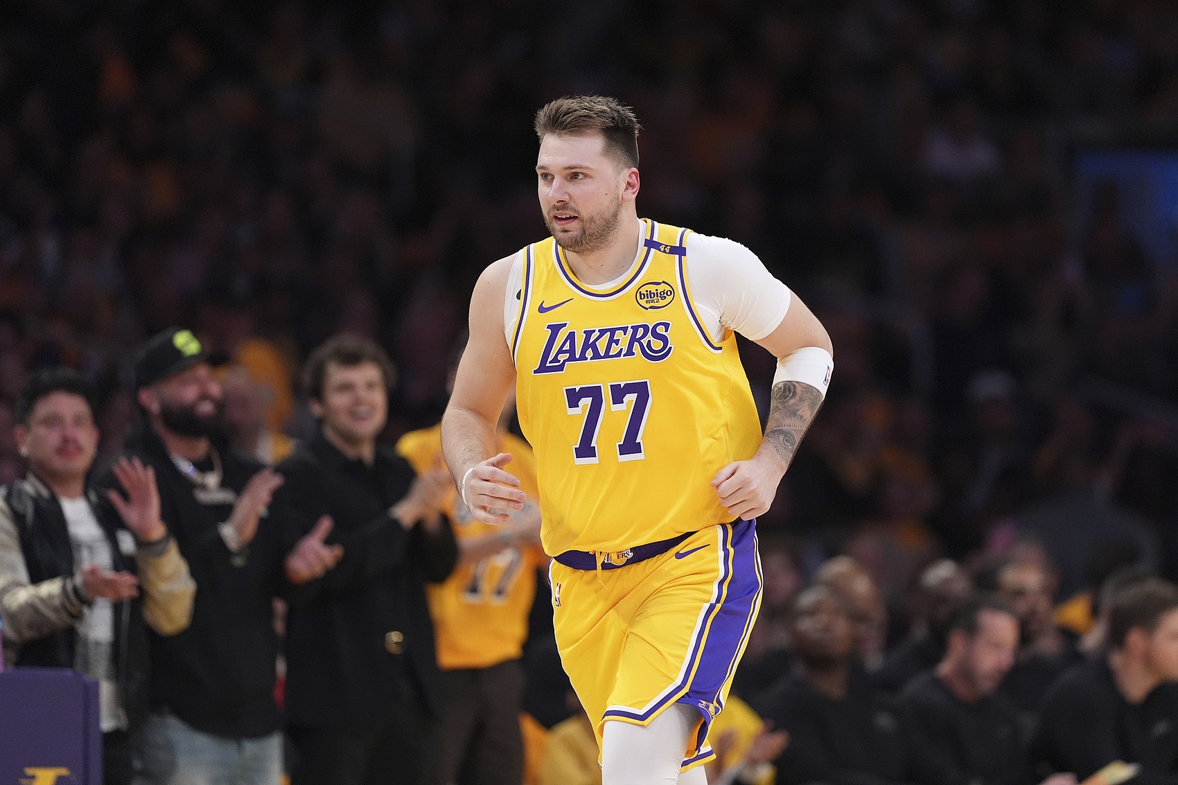 稳住!湖人首节出现9次失误比黄蜂多出6次 东契奇个人5次